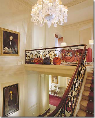 Image 2 : Hotel De Sers Paris - Today, this mansion has been restored to its legacy without fanfare, offering its guests small château charm and star quality: an immense portrait gallery, a restaurant with a lovely courtyard garden, impressive wood-panelled lounge.