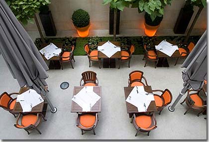 Image 4 : Hotel De Sers Paris - A winter garden for a special lunch or dinner, and when the weather is nice, enjoy a leisurely meal on the outdoor terrace, where time is forgotten.