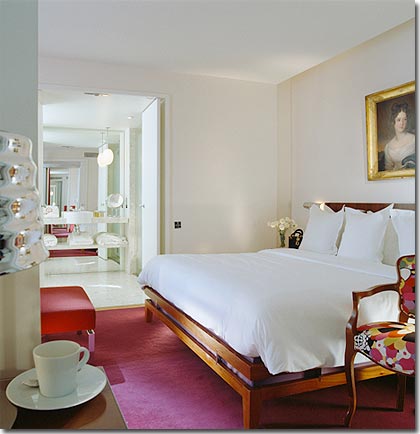 Image 8 : Hotel De Sers Paris - Junior Suite
40 m2 - 1 King size bed(s)

Four bright Junior Suites look out over our outdoor patio. They have been designed with roominess and comfort in mind, measuring about 40 m². Each suite is composed of three parts: entryway, sitting area, and a bedroom that opens onto a magnificent bath with a separate shower for your convenience...