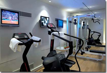 Image 14 : Hotel De Sers Paris - To stay fit, guests will find all the gym equipment needed for daily workouts in a kind of fitness temple: weight training equipment, stepper, stationary bicycle, among others. Restoration and relax at the hammam and sauna, both decorated with an emphasis on clean lines and simplicity.