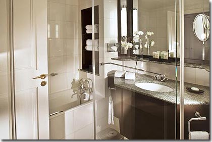 Image 9 : Marriott Hotel Champs Elysées Paris - Our guest bathrooms offer all the comfort you can expect from a 5-star luxury hotel. They include marble vanities, walk-in shower and bathtub, free 